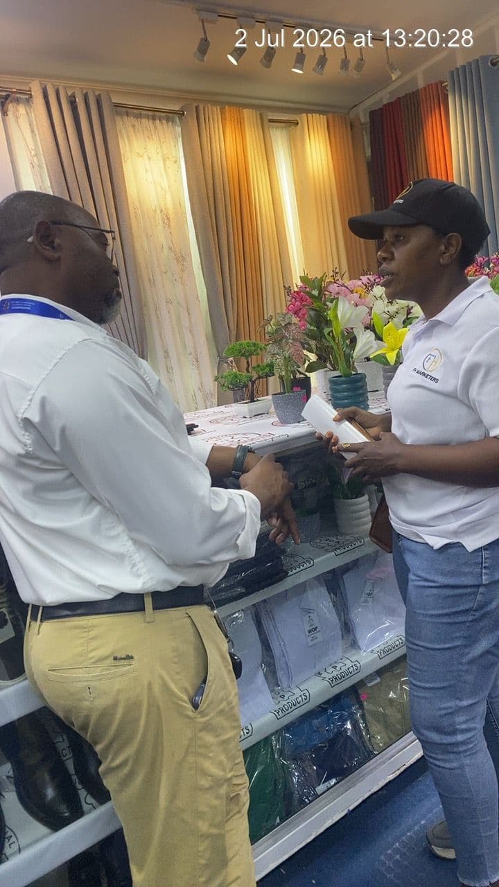 Timu ya Future Holders ikizungumza na mteja mlangoni kwake